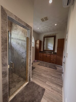 Duschwanne, Bidet, Handtücher