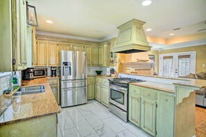 Fridge, microwave, oven, dishwasher - Charming Lafayette Home ~ 5 Mi to Downtown! (Lafayette)