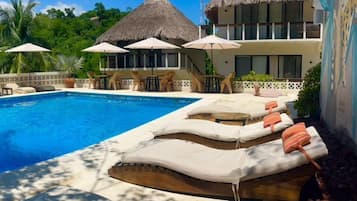 Hồ bơi ngoài trời, mở cửa từ 8:00 đến 21:30, lều miễn phí