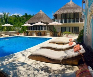 Piscina externa, funciona das 8h às 21h30, barracas de cortesia