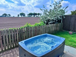 Outdoor spa tub - Pet friendly getaway - private hot tub, enclosed garden - countryside views (Dilham)