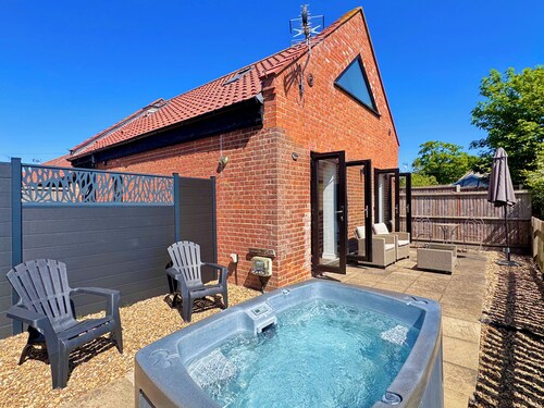 Pet friendly getaway - private hot tub, enclosed garden - countryside views