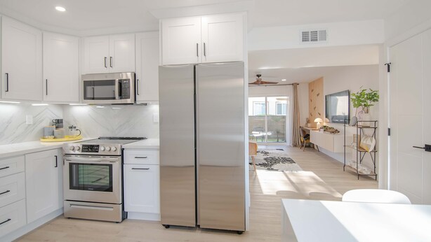 Private kitchen - Luxe Mid Century Modern 2/BED **HIGHLY UPGRADED** (Lake Forest)