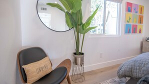 Room - Luxe Mid Century Modern 2/BED **HIGHLY UPGRADED** (Lake Forest)