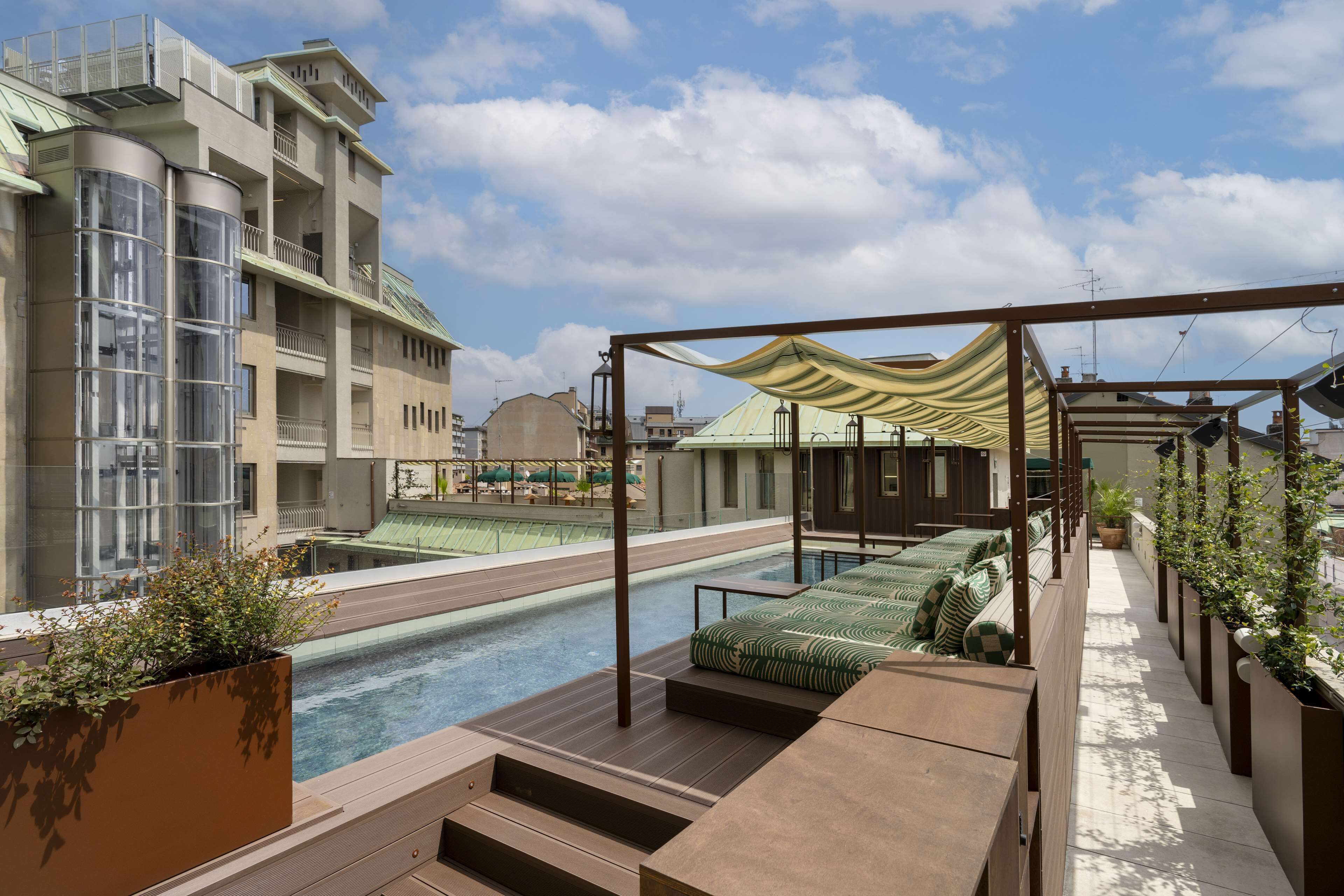 Una piscina al aire libre de temporada
