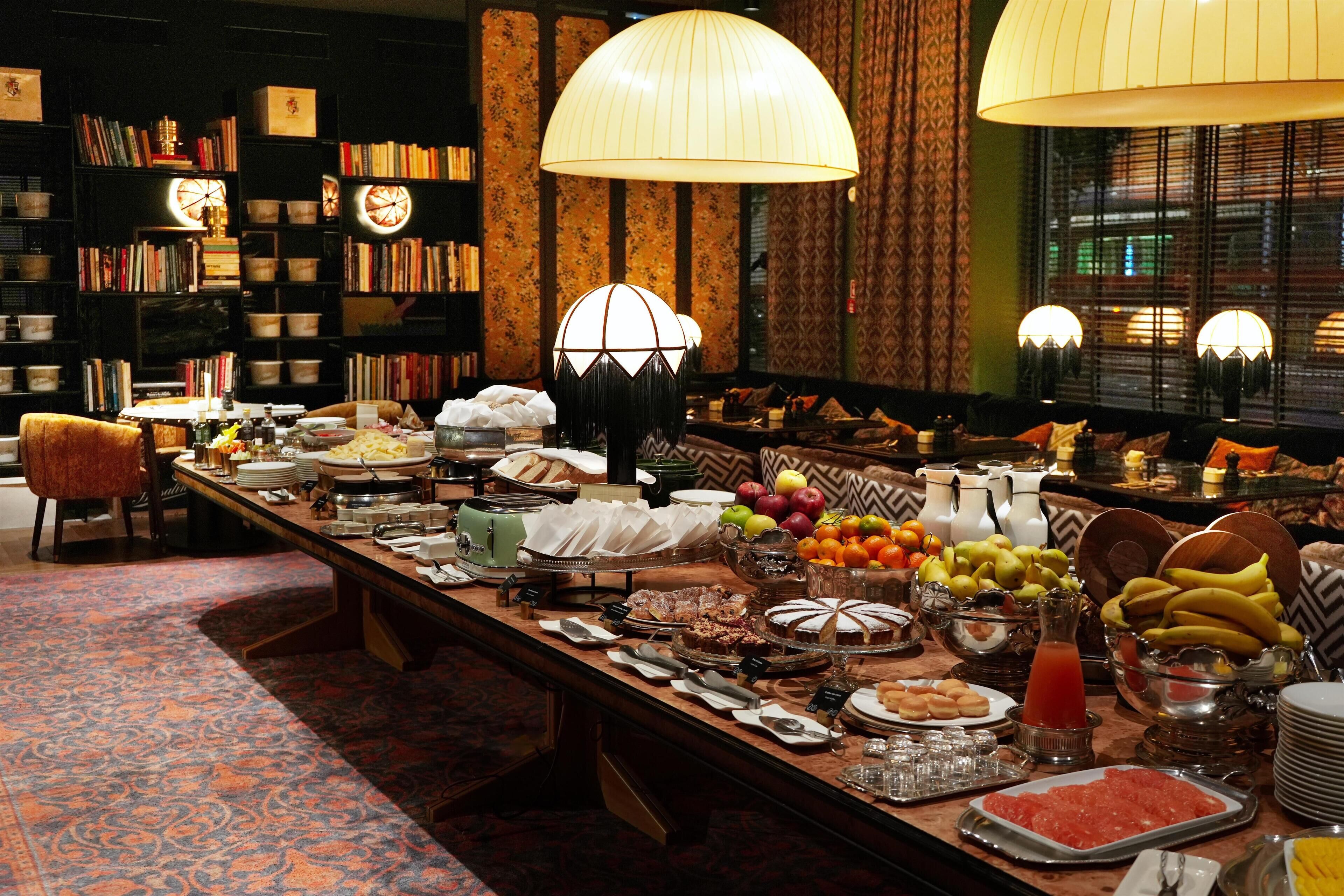 Ein reichhaltiges Buffet mit verschiedenen Speisen und einem großen Esstisch.