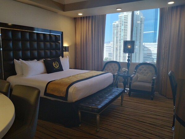 2 bedrooms, in-room safe, desk, iron/ironing board