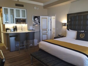 2 bedrooms, in-room safe, desk, iron/ironing board