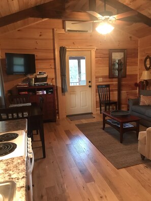 TV, books - Moore Road Cabin 2 Pet Friendly Equestrian Delight (Tryon)