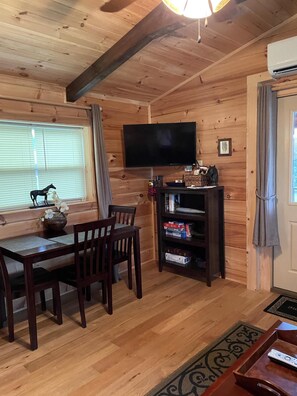 Dining - Moore Road Cabin 2 Pet Friendly Equestrian Haven (Tryon)
