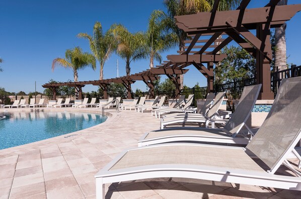 Alberca al aire libre y alberca climatizada