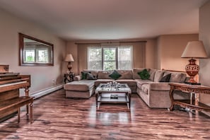 Living area - Hot Tub | Sauna | Games | Ski | Lakes |Karaoke| Fire Pit (Long Pond)