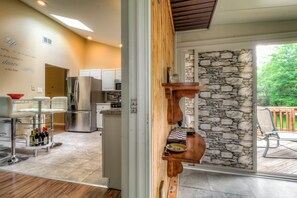 Private kitchen - Hot Tub | Sauna | Games | Ski | Lakes |Karaoke| Fire Pit (Long Pond)