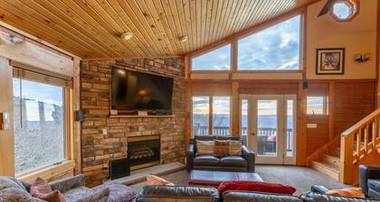 5BR Chalet at Snowshoe w/ Hot Tub and On-Call Van