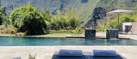 Una piscina al aire libre