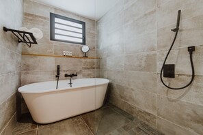 Habitación Deluxe | Baño | Secadora de cabello, batas, pantuflas, toallas 
