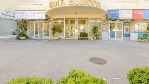 Ein Gebäude mit einer Schilder 