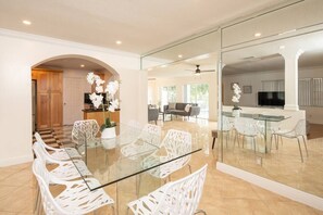 Interior - Stunning Lake-Front Villa with Pool & Spa (Pembroke Pines)