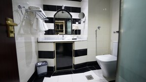 Separate bathtub and shower, spring water bathtub, rainfall showerhead - Al Kiram Hotel (Makkah)