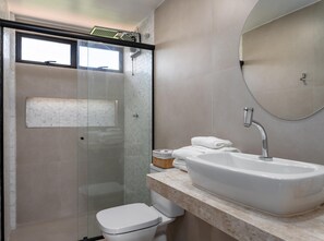 A modern bathroom with a glass shower enclosure, a white sink, and a toilet. - 2 km From Praia da Alvorada Near Barra Shopping Am203 (Rio de Janeiro)