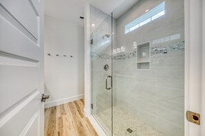 Dusche, Haartrockner, Handtücher