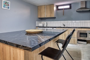 Kühlschrank, Mikrowelle, Wasserkocher mit Kaffee-/Teezubehör