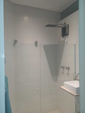 Chuveiro, toalhas de banho