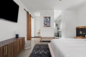 3 bedrooms, desk, free WiFi, bed sheets