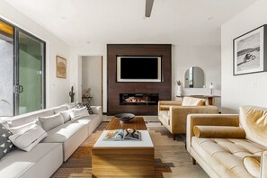 Smart TV, table tennis