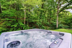 Outdoor spa tub - The Coffee Cottage TN (Sevierville)
