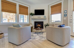 Een televisie en een open haard