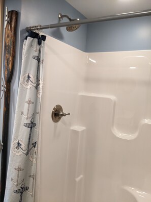 Een douche, een haardroger, een bidet, handdoeken