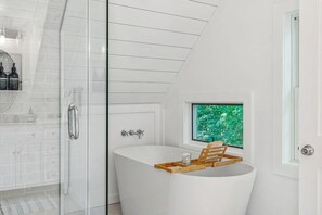 Combined shower/tub, hair dryer, towels, shampoo - Pet-Friendly, 4BR Heart of VT - Hillside Farmhouse (Hartford)