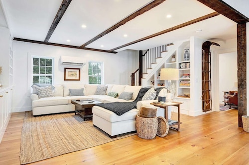Hillside Farmhouse, Updated & Pet-Friendly