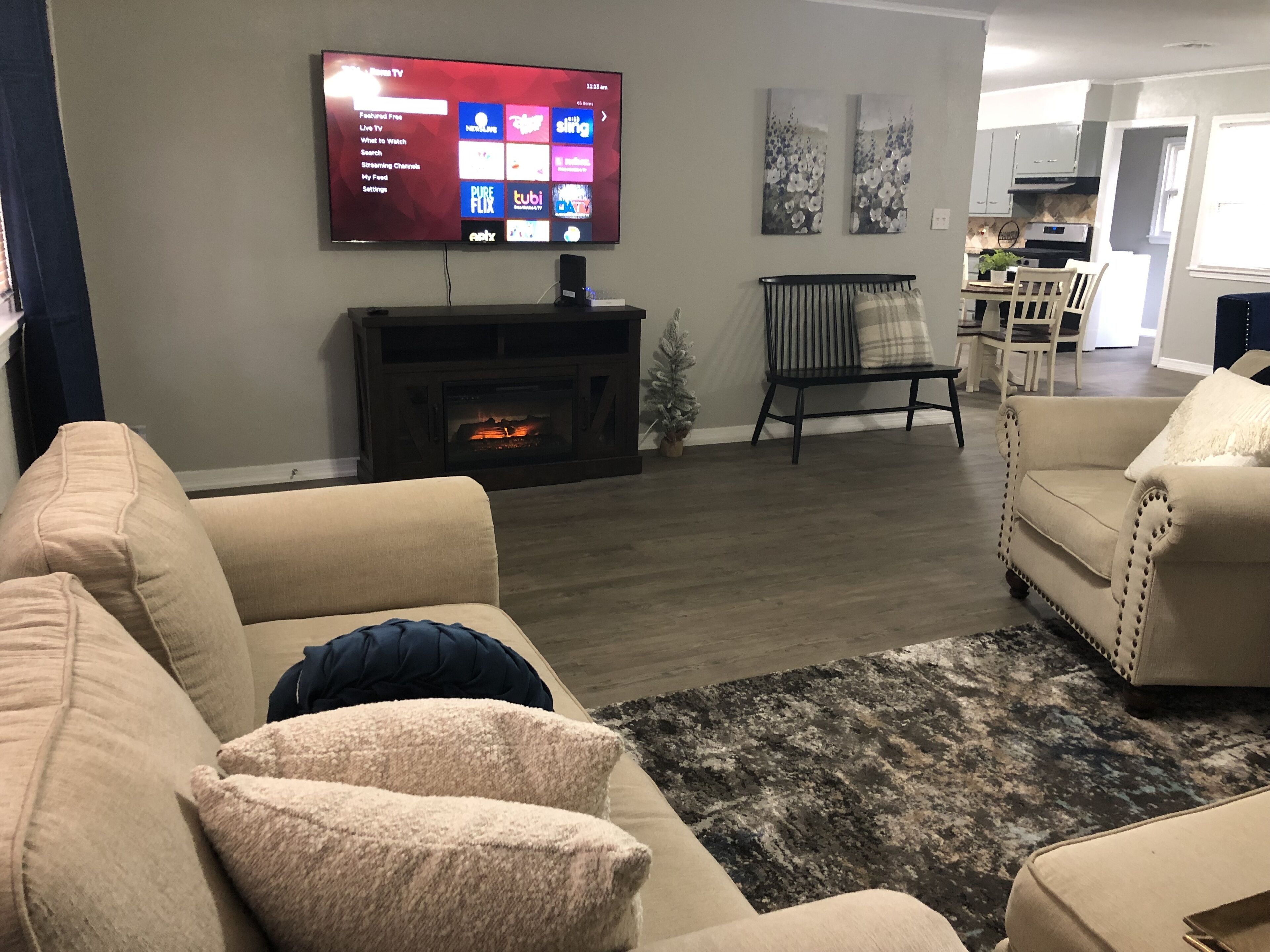 Smart TV, chimenea y libros 