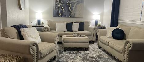 Älytelevisio, takka, kirjoja