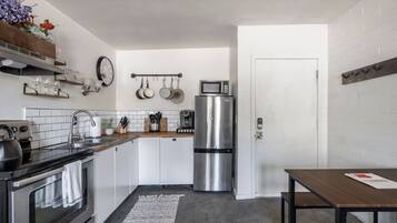 Køleskab, mikrobølgeovn, ovn, kogeplade