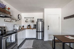 Køleskab, mikrobølgeovn, ovn, kogeplade