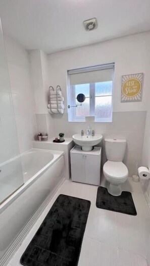 Exclusive House | Bathroom | Hair dryer, heated floors, soap, shampoo