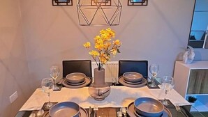 Exclusive House | In-room dining - Modern 3 BR House for Contractors (Nuneaton)