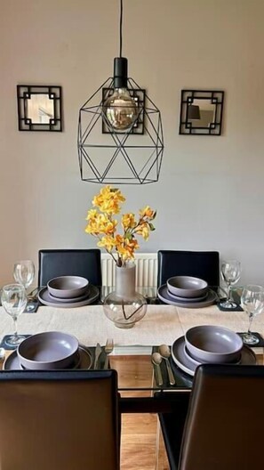 Exclusive House | In-room dining - Modern 3 BR House for Contractors (Nuneaton)