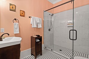 The Green Room | Bathroom | Free toiletries, hair dryer, towels