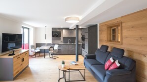 Un salon moderne avec un canapé, un téléviseur et des éléments décoratifs en bois.