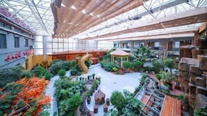 Un vaste atrium doté d’un haut plafond, d’un jardin central et d’un pavillon de style chinois traditionnel.