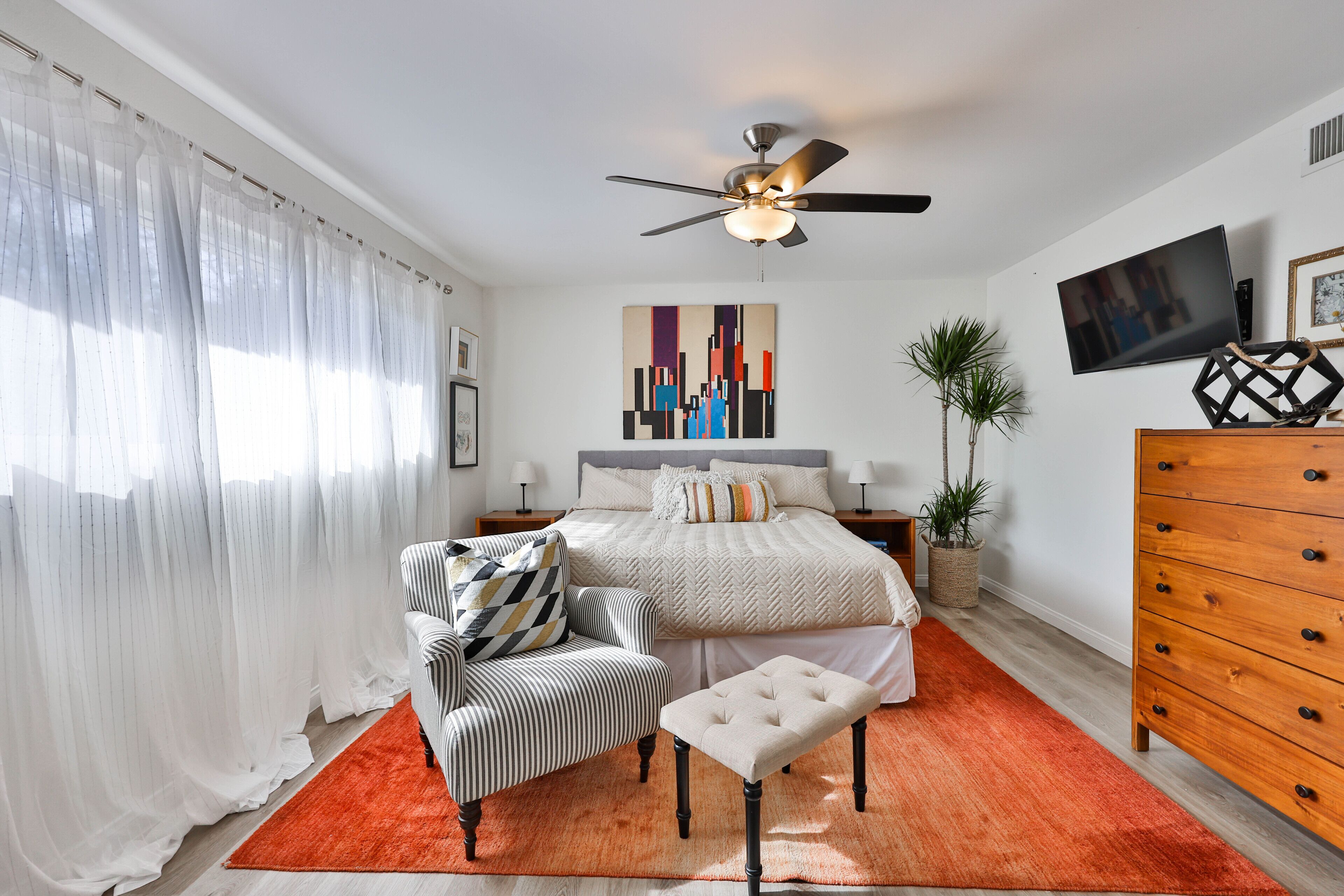 3 habitaciones, escritorio y tabla de planchar con plancha 