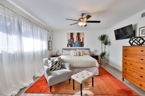 3 bedrooms, desk, iron/ironing board, travel crib