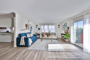 Una Smart TV, una mesa de tenis de mesa, libros