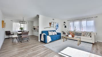 Smart-TV, Tischtennisplatte, Bücher