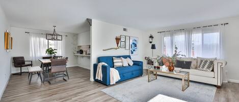 TV connectée, table de tennis de table, livres