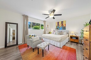 3 Schlafzimmer, Schreibtisch, Bügeleisen/Bügelbrett, Reisekinderbett